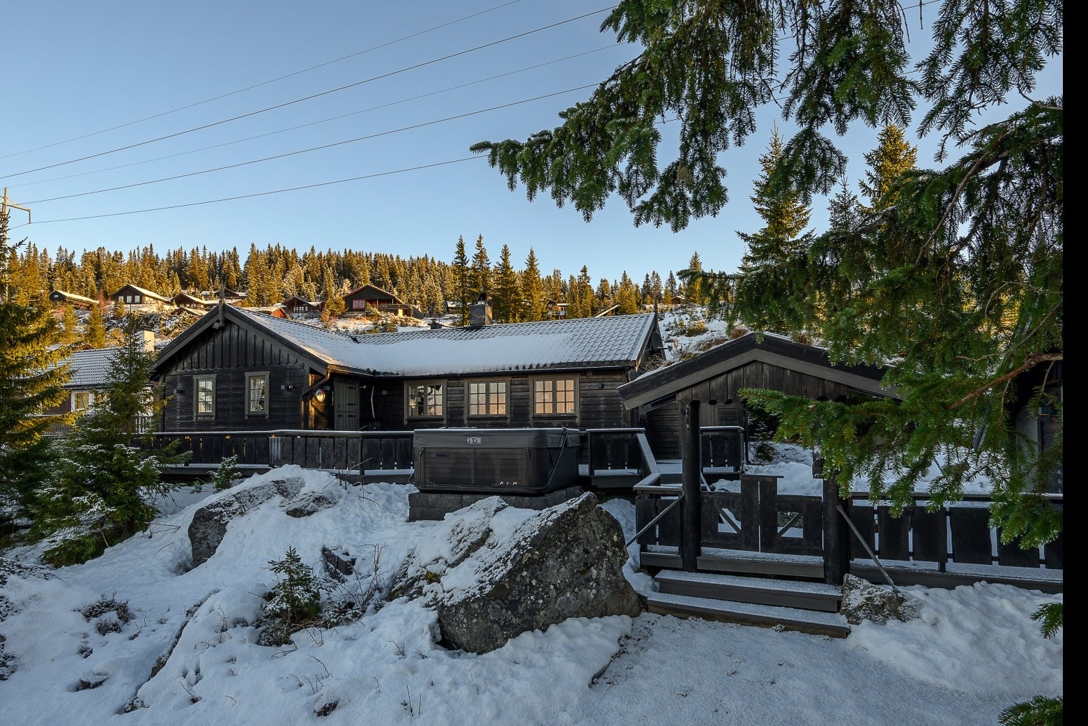 Her får du kort vei til flotte langrennsløyper, og tilfartsløype 74 passerer like ved eiendommen og gir enkel tilgang til alpinbakken. Galleribilde