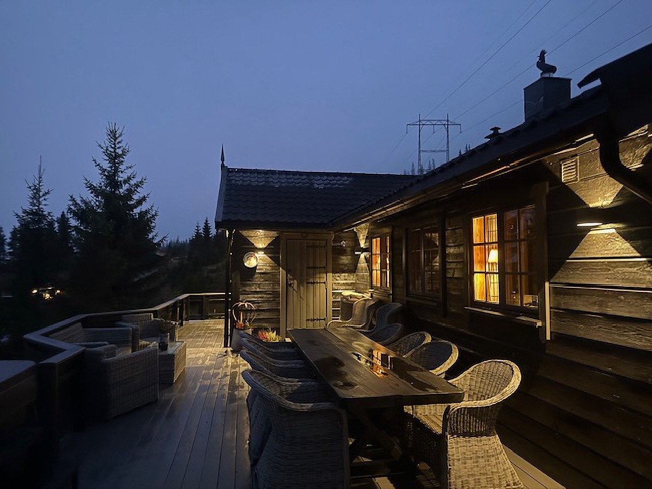 Eiendommen har en vestvendt terrasse på hele 51 m². Galleribilde