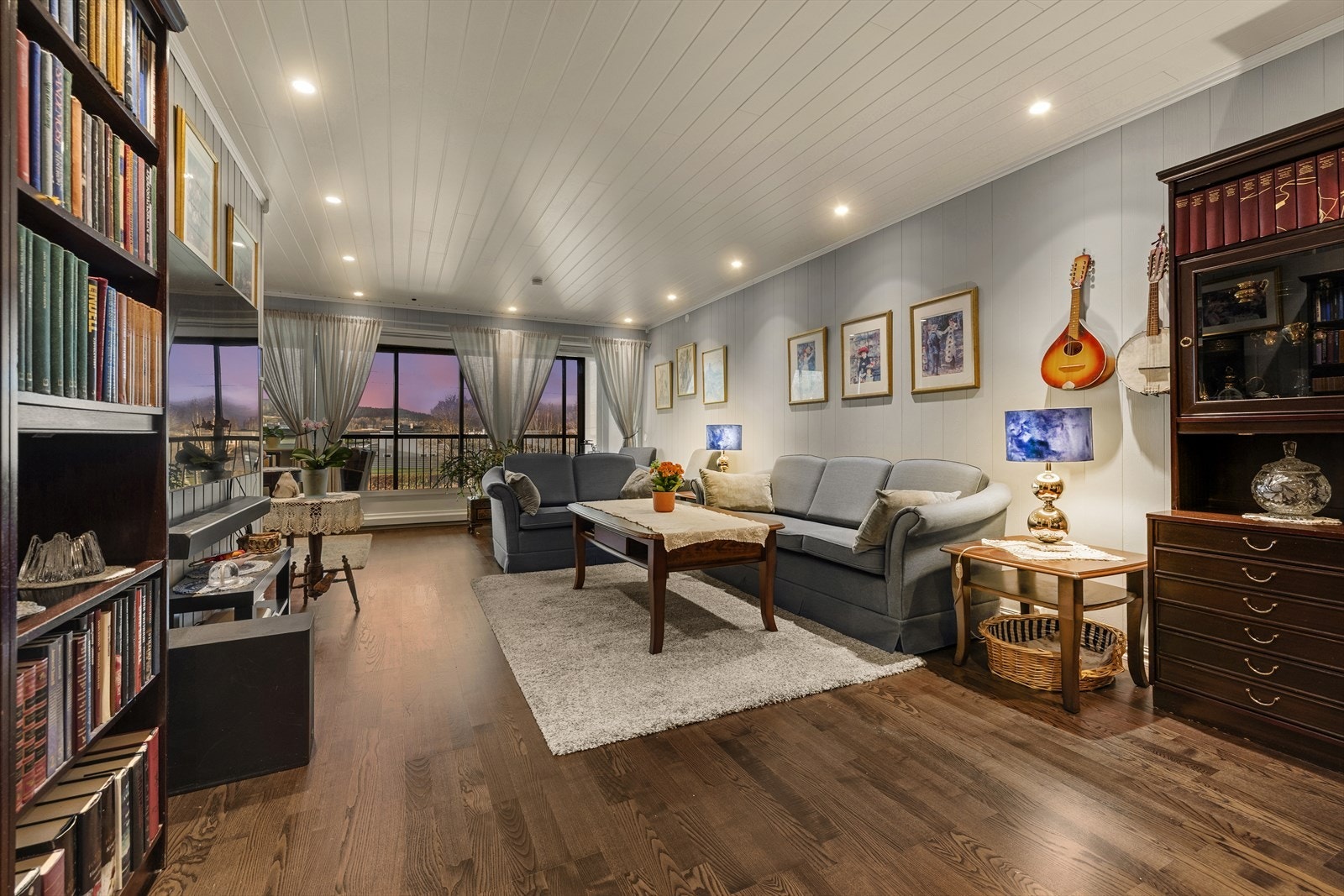 Stor og flott 4-roms med innglasset balkong på 13,8 m² Galleribilde