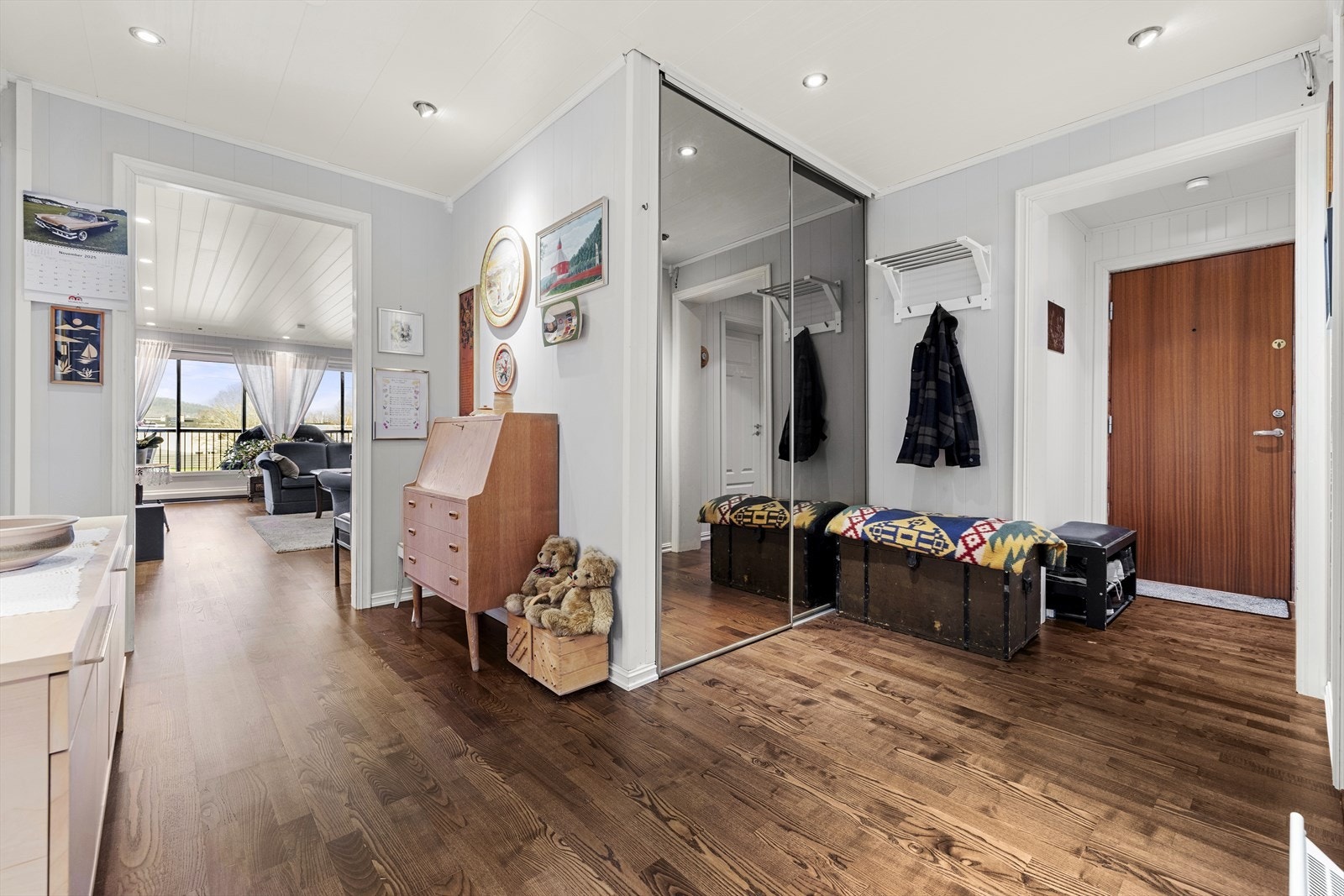 Entréen har en stor skyvedørsgarderobe med speilfronter som gir gode oppbevaringsmuligheter. Galleribilde