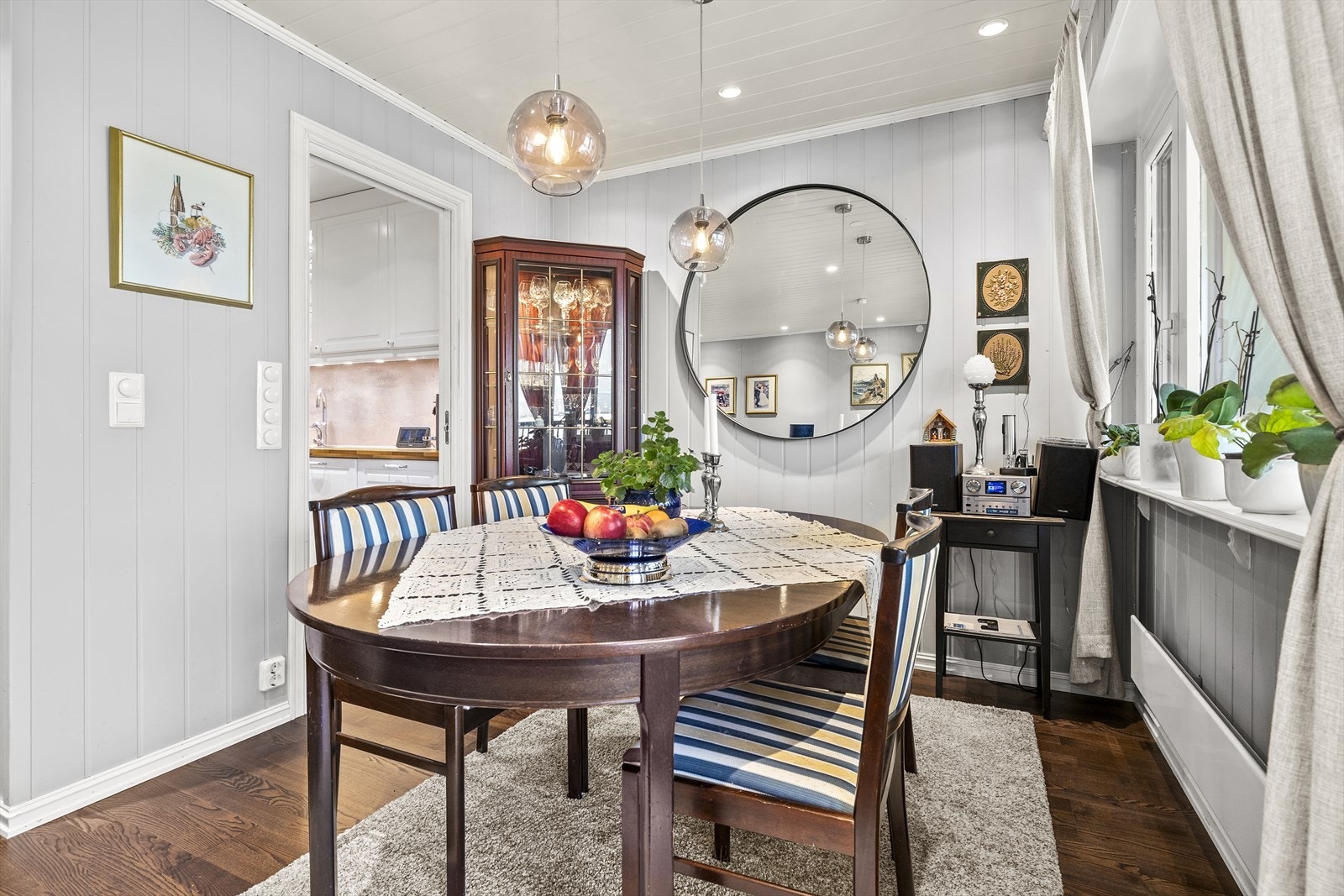 Spisestuen fungerer som et naturlig bindeledd mellom stuen og kjøkkenet. Galleribilde