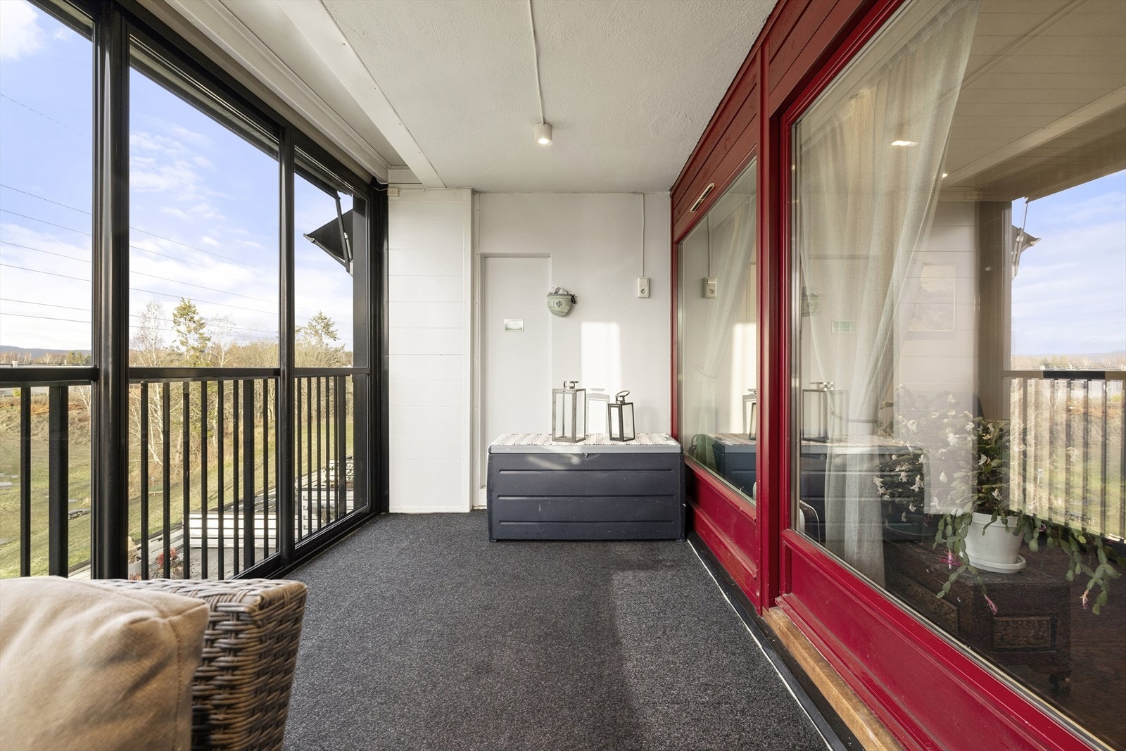 Balkongen har god plass til en sittegruppe og gir et pent utsyn over nærområdet. Galleribilde