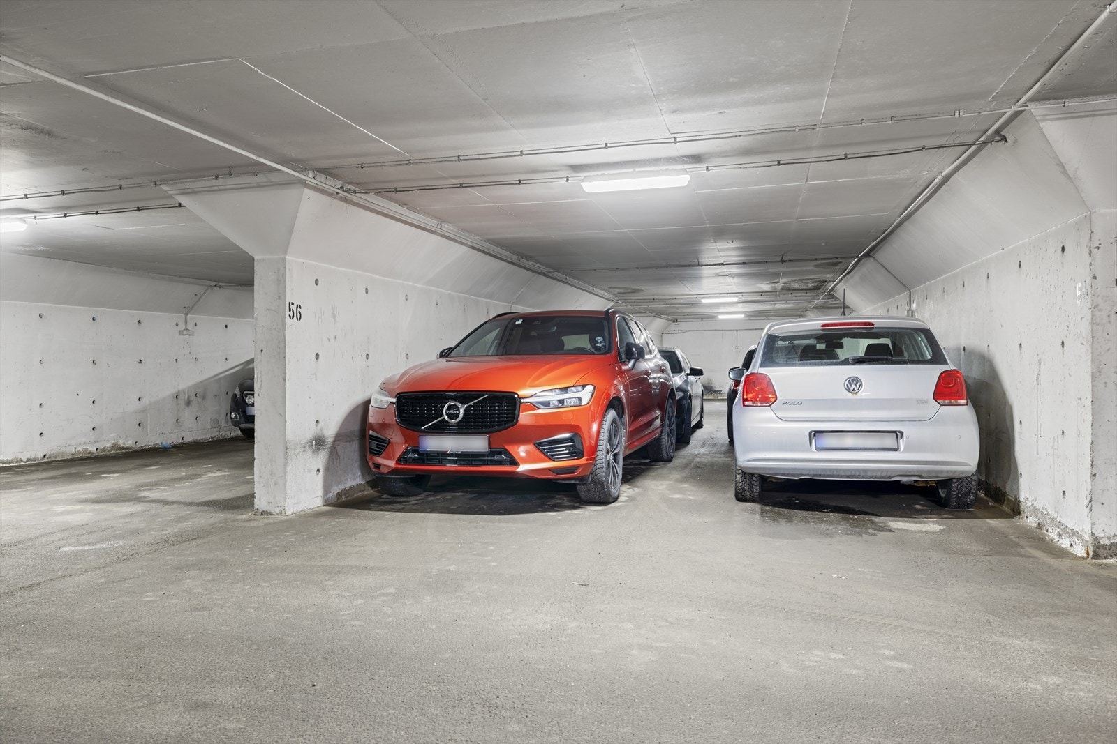 Leiligheten disponerer en fast biloppstillingsplass på 13 m² i felles garasjeanlegg. Galleribilde