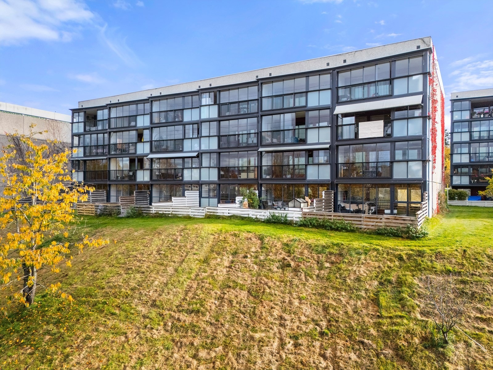 Fasaden ble oppgradert med innglassede balkonger i 2003, et tiltak i regi av borettslaget. Galleribilde