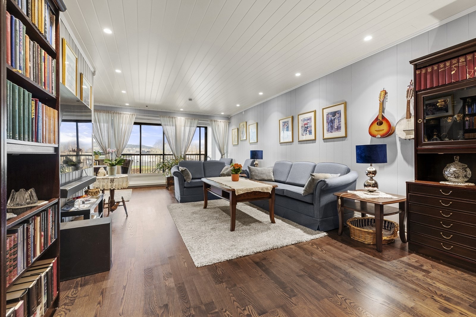 Fra stuen er det direkte utgang til en stor, innglasset balkong. Galleribilde