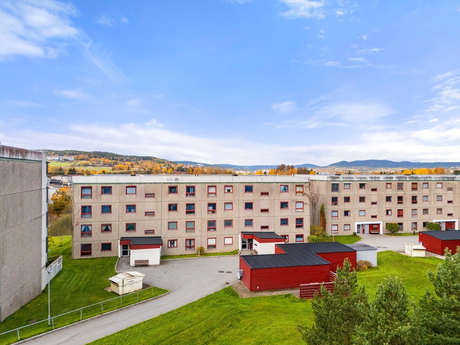 Det er gangavstand til Skjetten Nærsenter med et godt utvalg av butikker og servicetilbud. Galleribilde