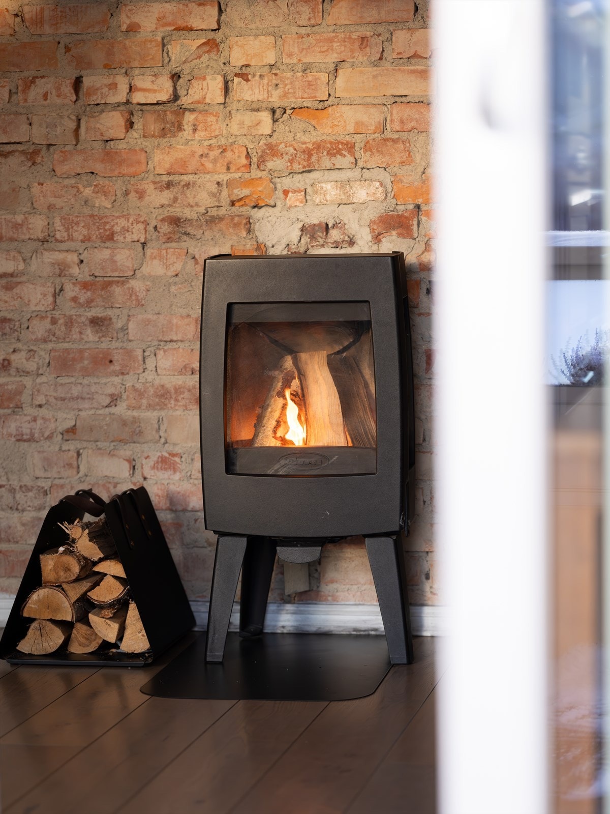 Oppvarming med vedfyring setter den lune stemningen på mørkere årstider. Galleribilde