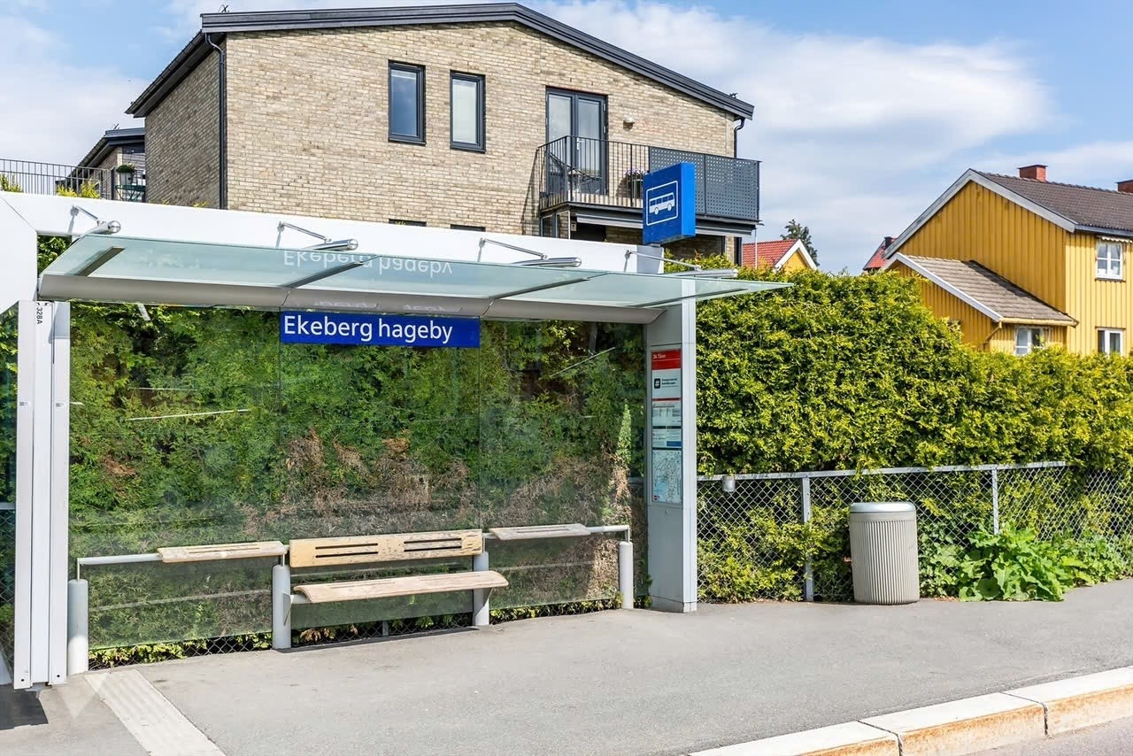 Nærmeste bussholdeplasser er Ekeberg Hageby, Simensbråten og Ekeberg camping, og ligger få minutters gange fra boligen. Galleribilde