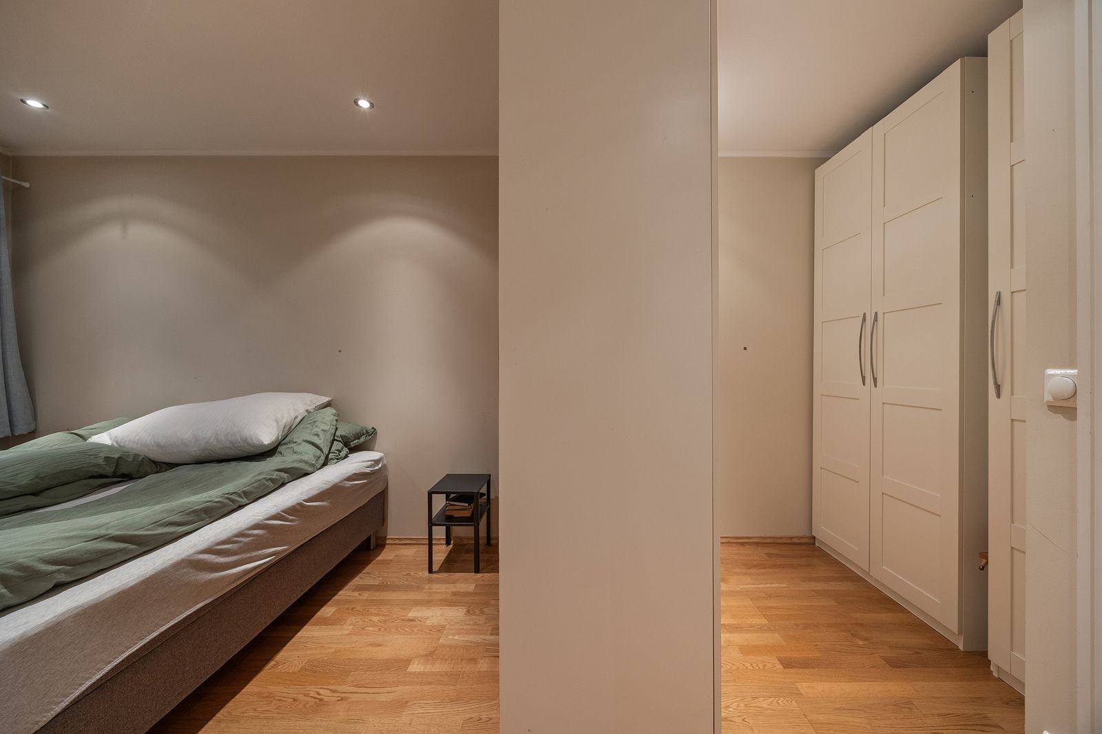 Hovedsoverommet fremstår som lyst og romslig. Garderobeskap medfølger Galleribilde