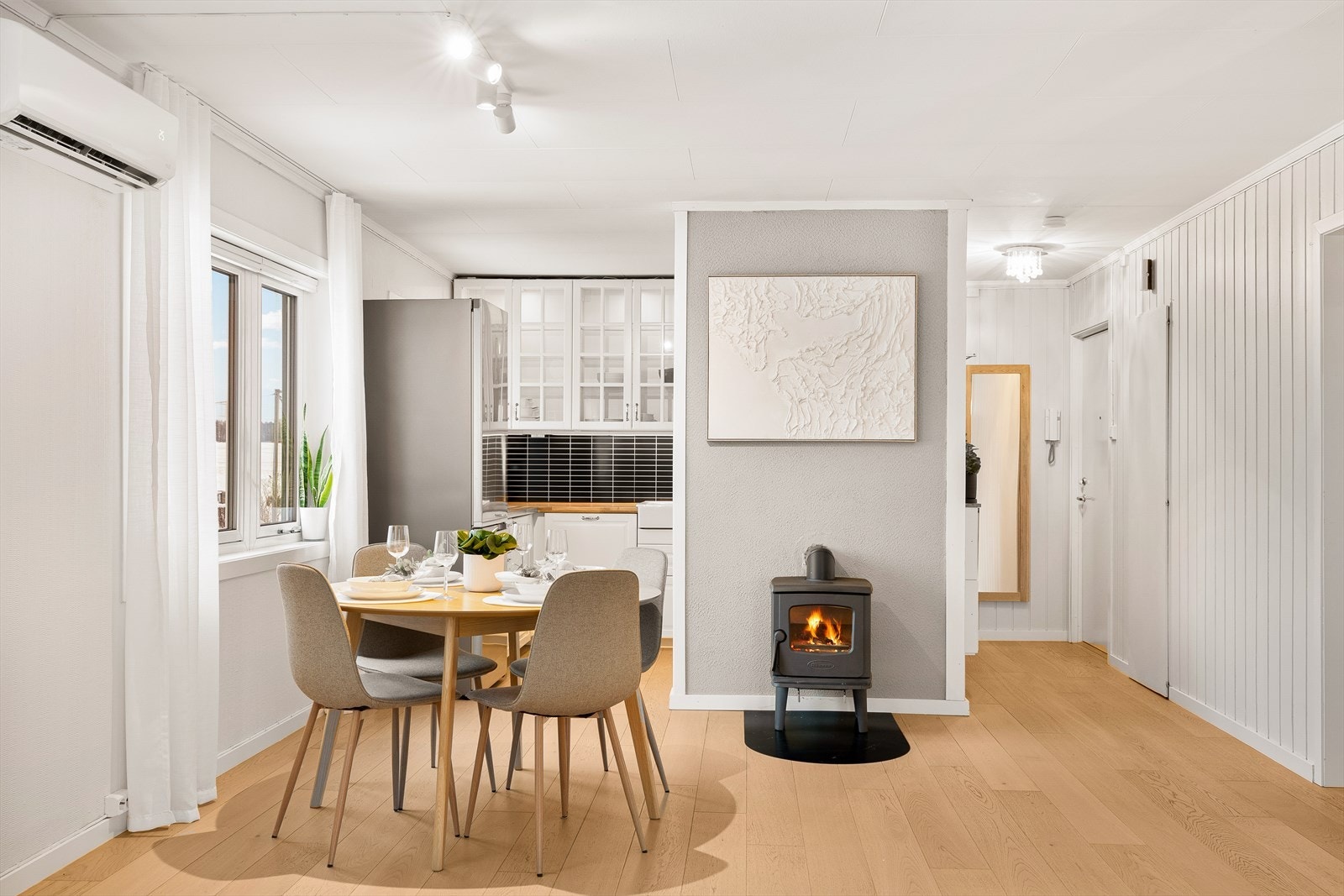 Den mest naturlige plasseringen av hjemmets spisestue ligger nærmest den åpne løsningen mot kjøkkenet hvor det er plass til spisebord hvor man kan samle familie og venner til hyggelig samvær med god plass til langbord. Galleribilde