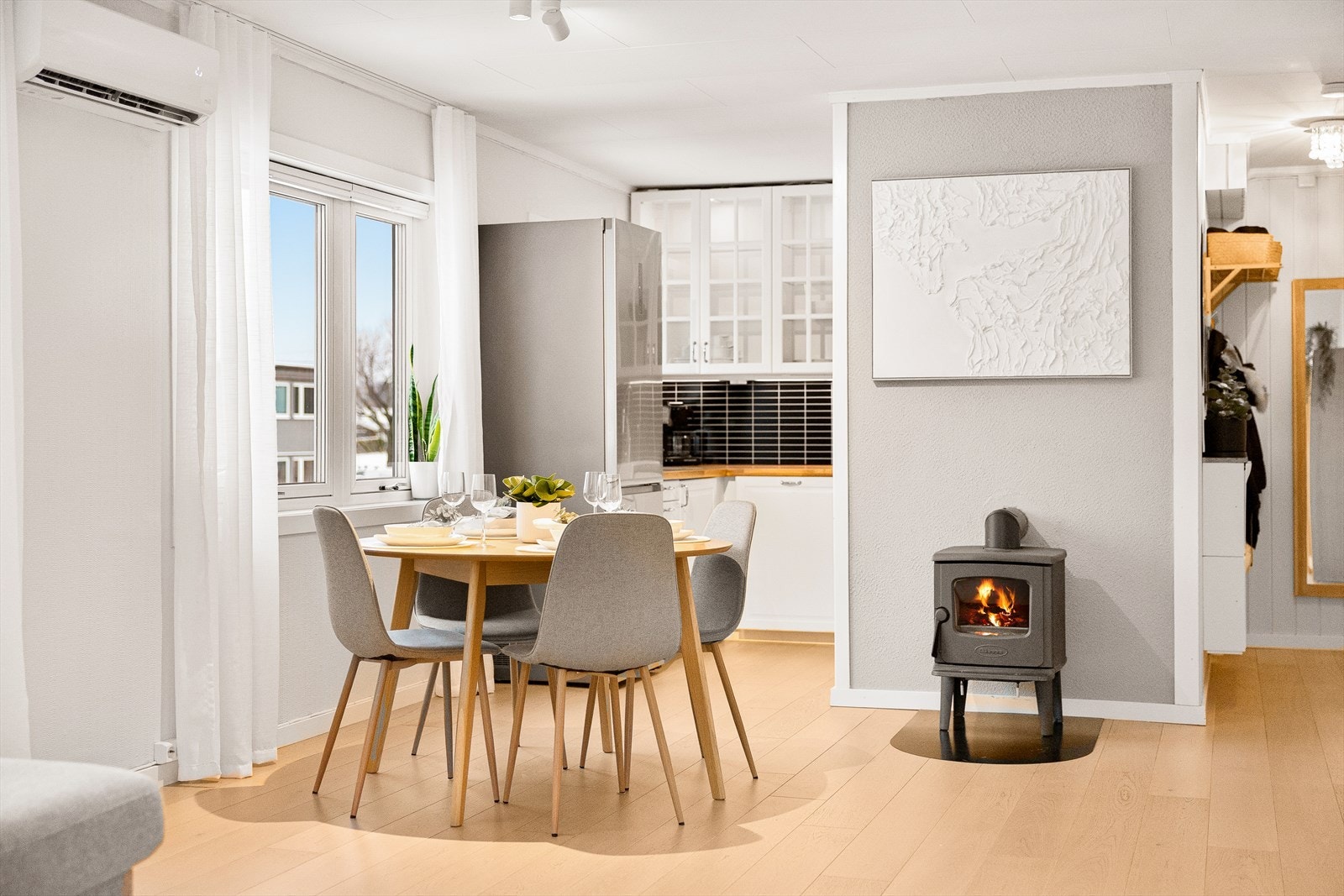 Den mest naturlige plasseringen av hjemmets spisestue ligger nærmest den åpne løsningen mot kjøkkenet hvor det er plass til spisebord hvor man kan samle familie og venner til hyggelig samvær med god plass til langbord. Galleribilde