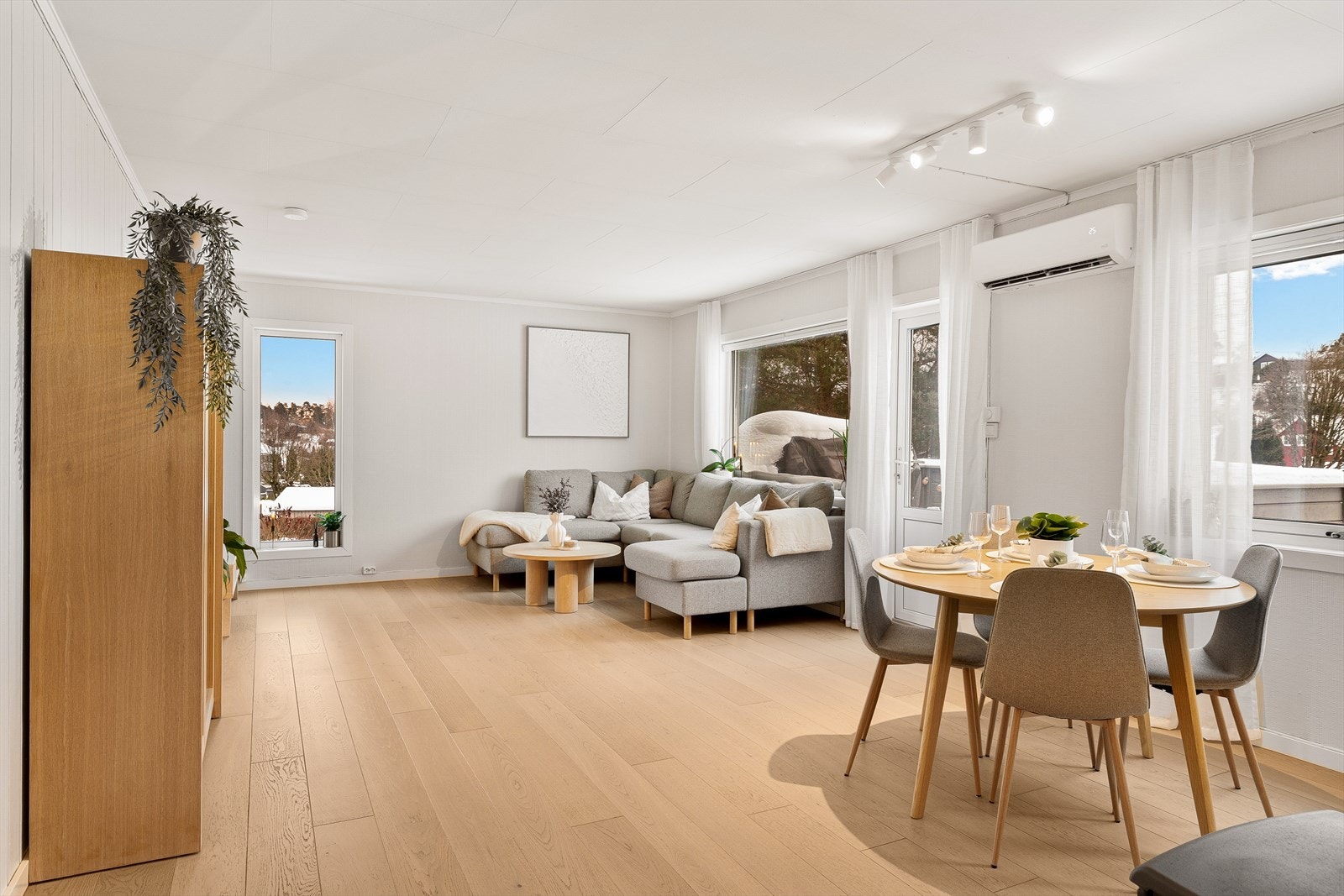 Boligens stue utgjør et stort rom hvor store vindusflater, masse lys og herlig romfølelse dominerer inntrykkene. Galleribilde