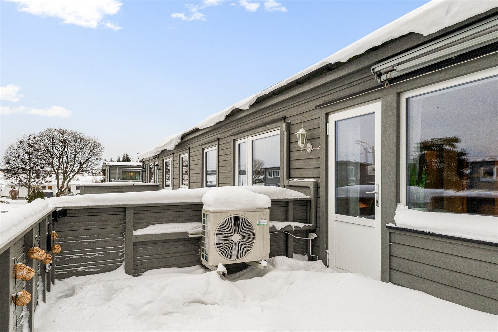 Det er stor og fin balkong ut fra stuen hvor man kan nyte sommeren i lune omgivelser. Galleribilde