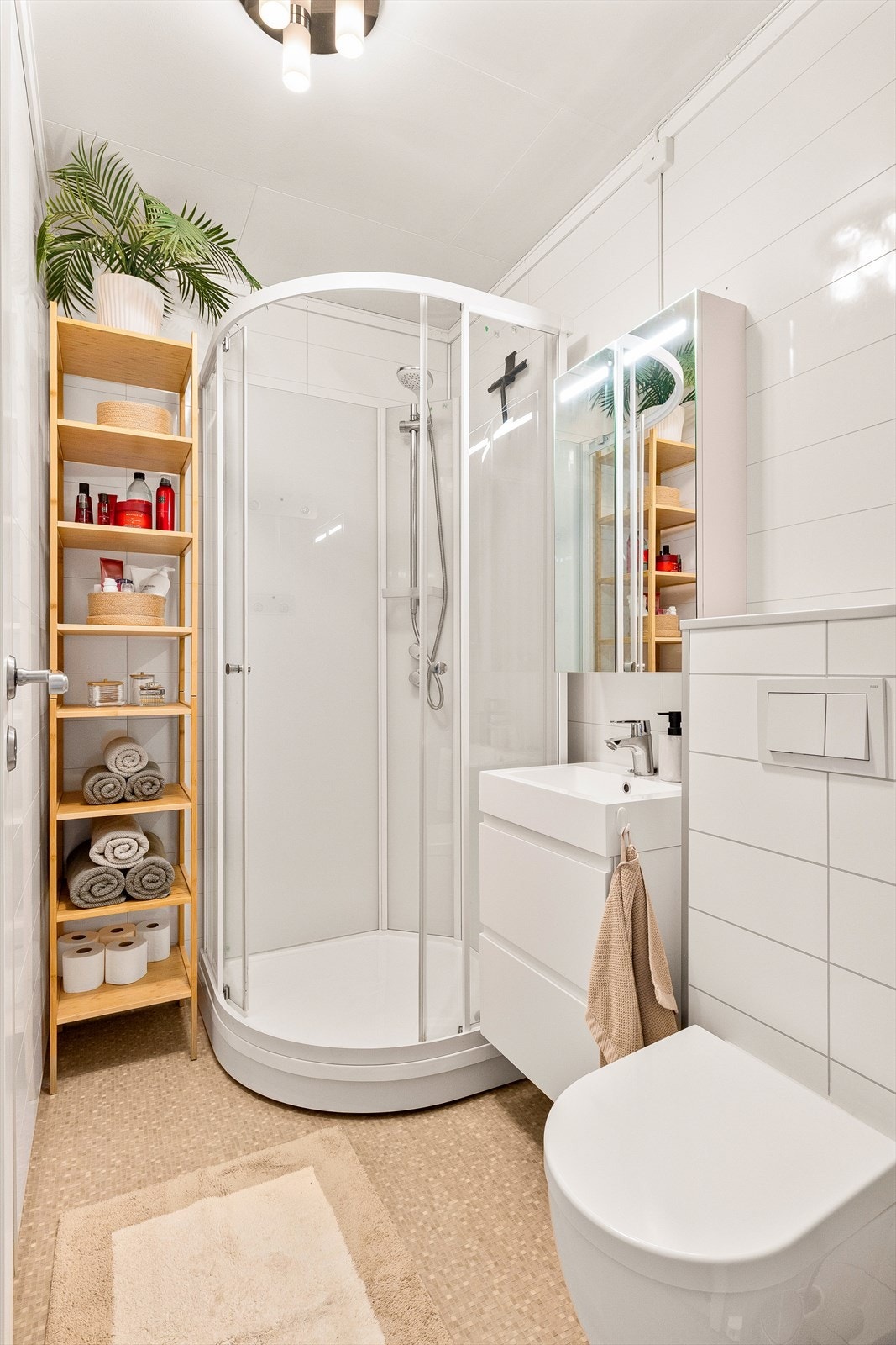 Pent, delikat bad med vegghengt toalett og dusjkabinett. Galleribilde