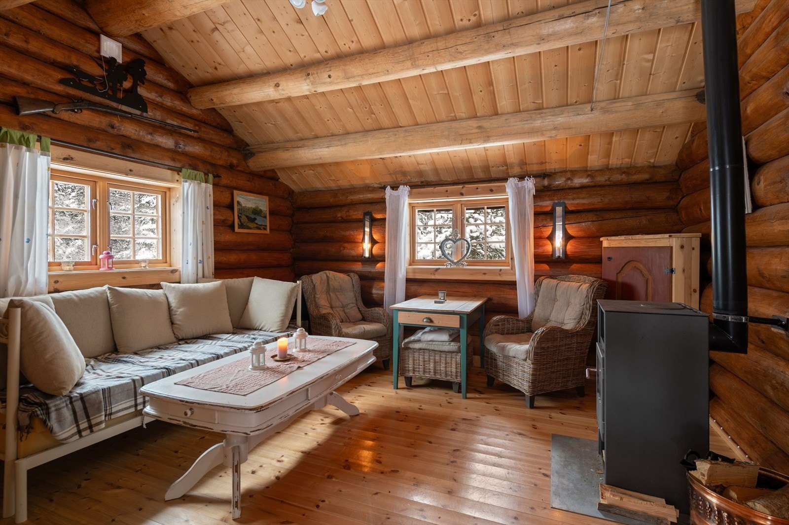 Furu gulv og vegger i tømmer gir en rustikk atmosfære innendørs. Galleribilde