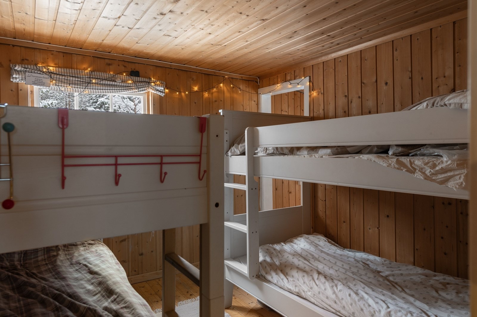 Innvendige vegger av tømmer og panel gir en solid og tradisjonell følelse. Gulvet er av furu, som gir en varm og naturlig atmosfære. Galleribilde