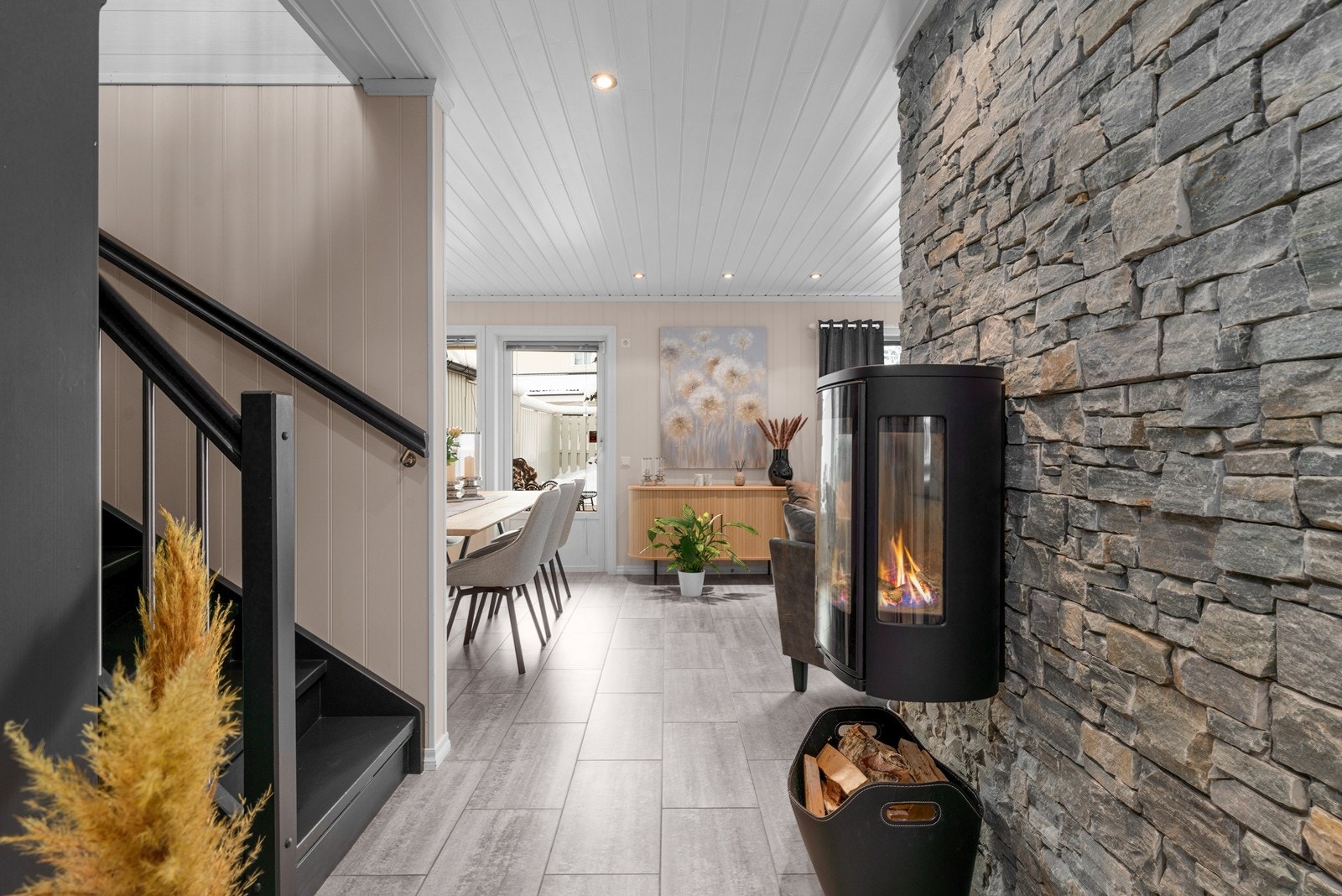 Varmekabler i gulv i hele første etasje samt vedfyring som gir en god tilleggsvarme på kalde vinterkvelder. Galleribilde