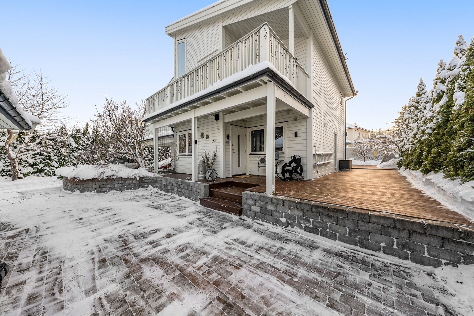 To balkonger i 2.etasje - en på hver side. Galleribilde