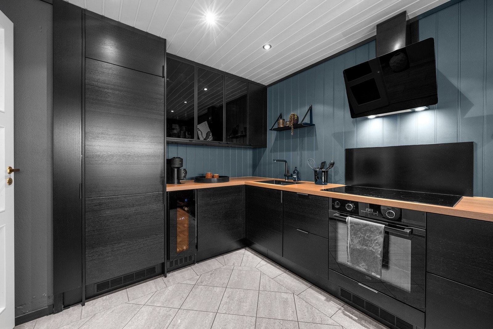 Flott oppgradert kjøkken som har godt med skap- og benkeplass. Galleribilde