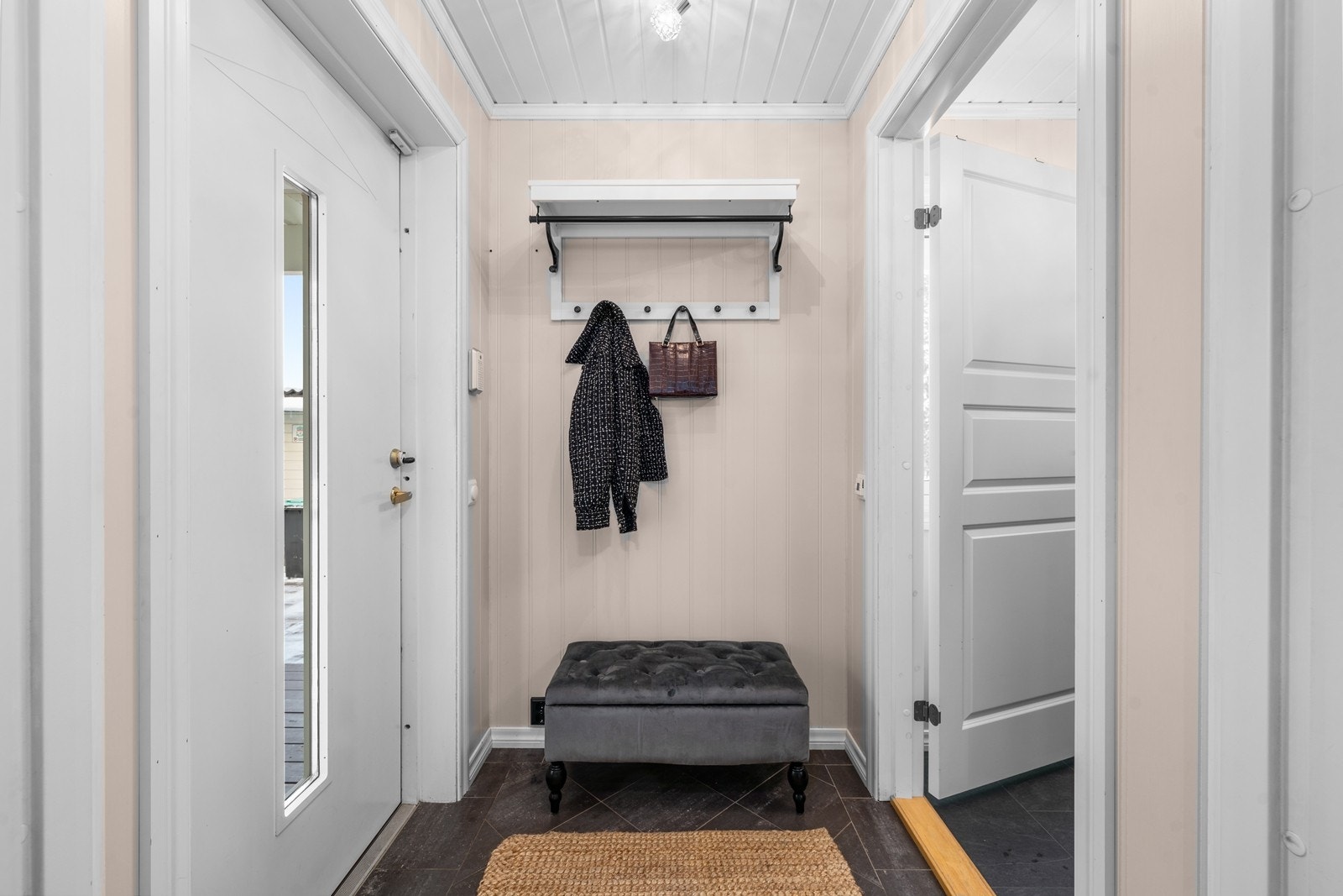 Et hyggelig vindfang ønsker deg velkommen. Her kan du ta av deg skoene og henge av deg jakken før du tar turen videre i ditt nye hjem Galleribilde