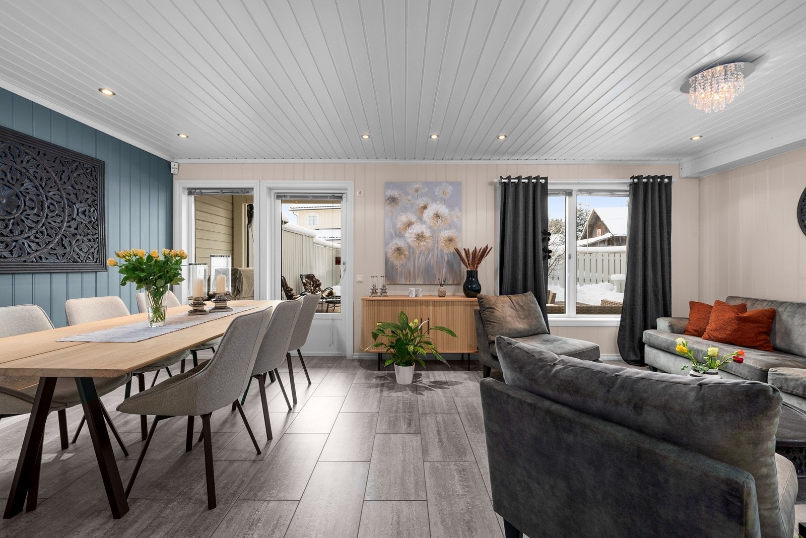 Utgang til flere utsoner fra spisestuen/stue Galleribilde