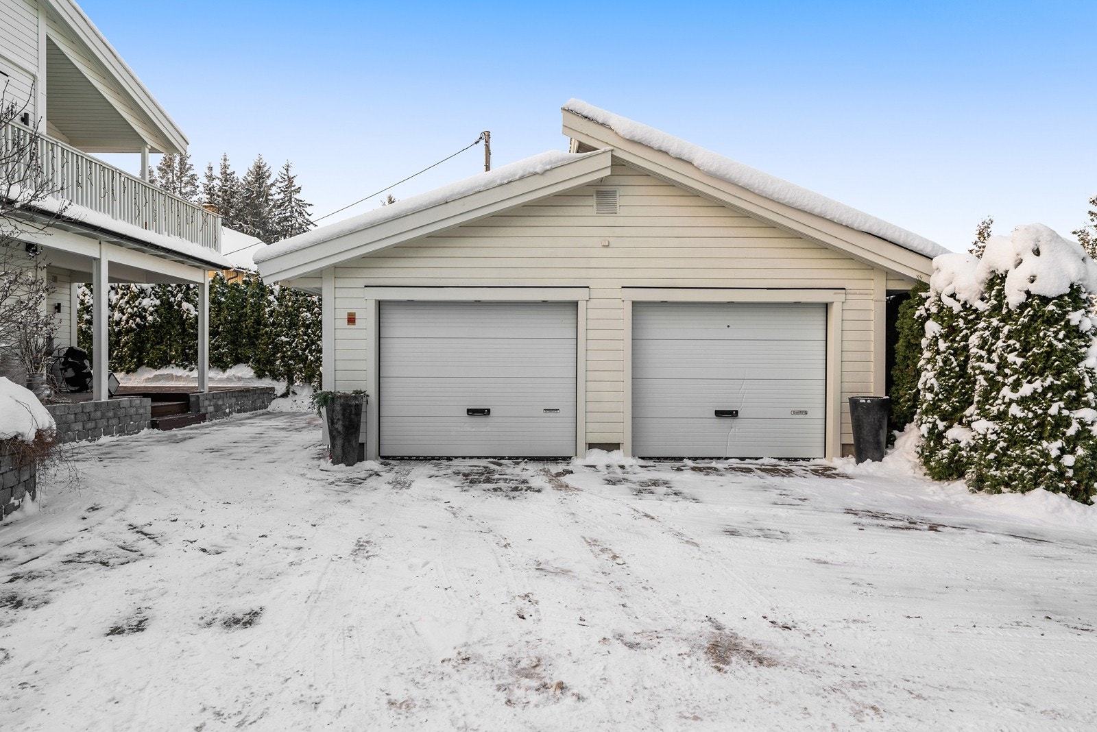 En biloppstillingsplass i garasjen. Galleribilde