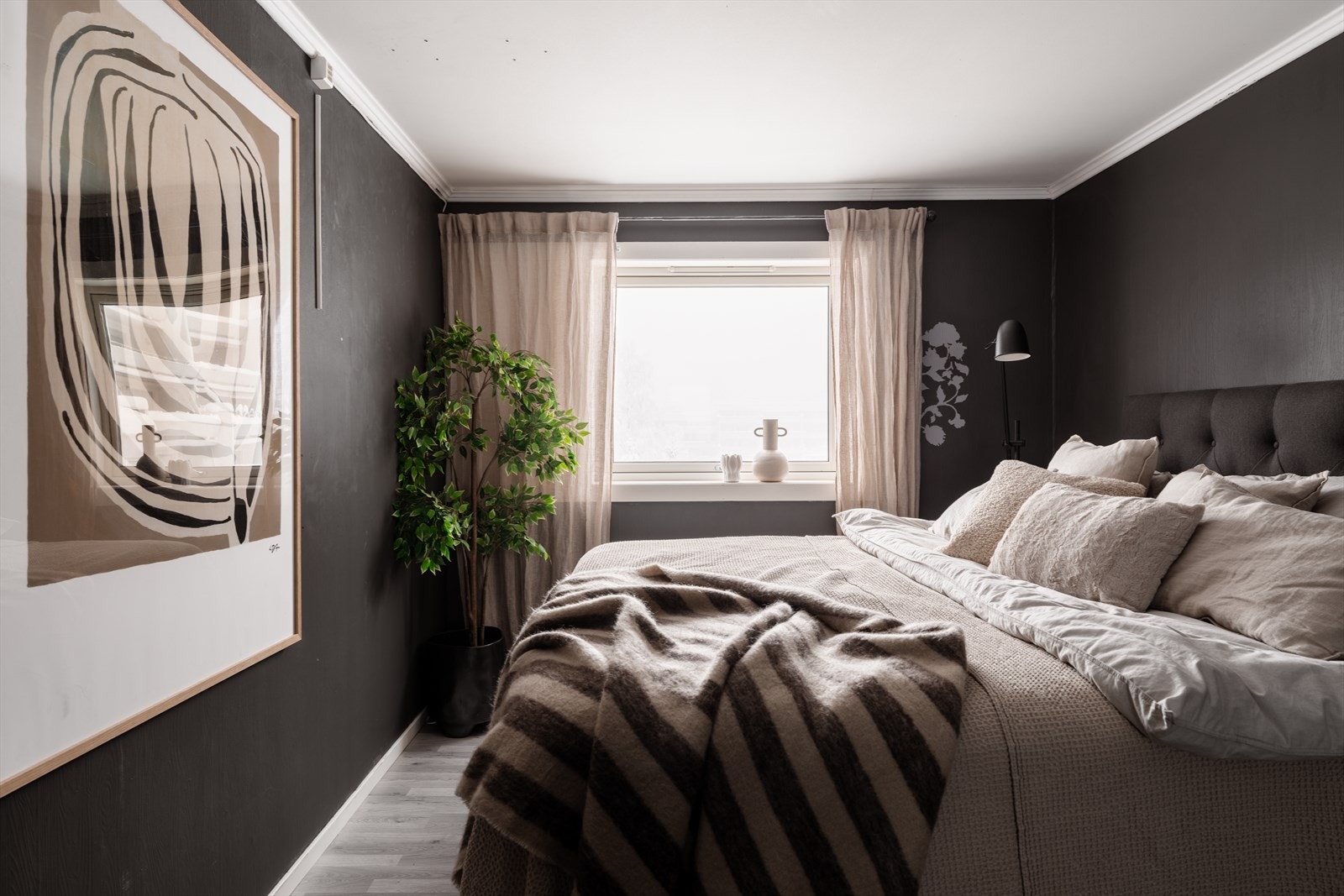 Hovedsoverommet er romslig med god plass til dobbeltseng og tilhørende møblement Galleribilde