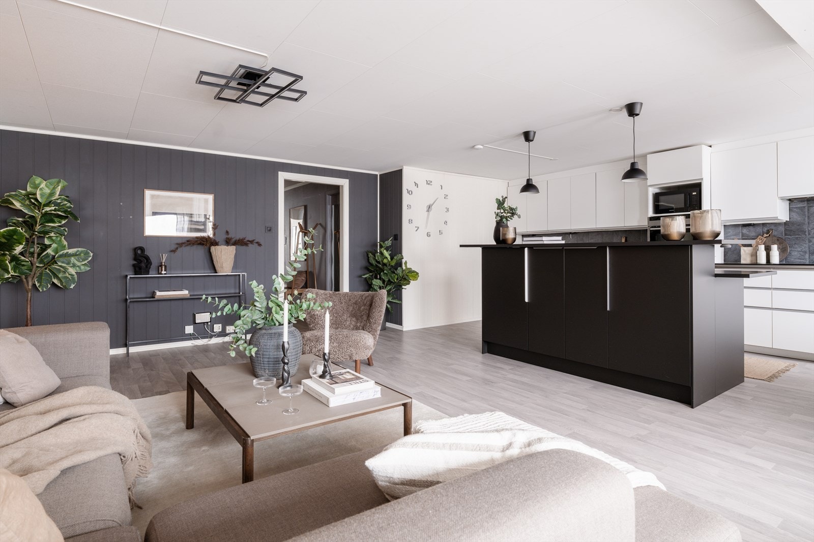 Det er åpen løsning mot innholdsrikt kjøkken Galleribilde