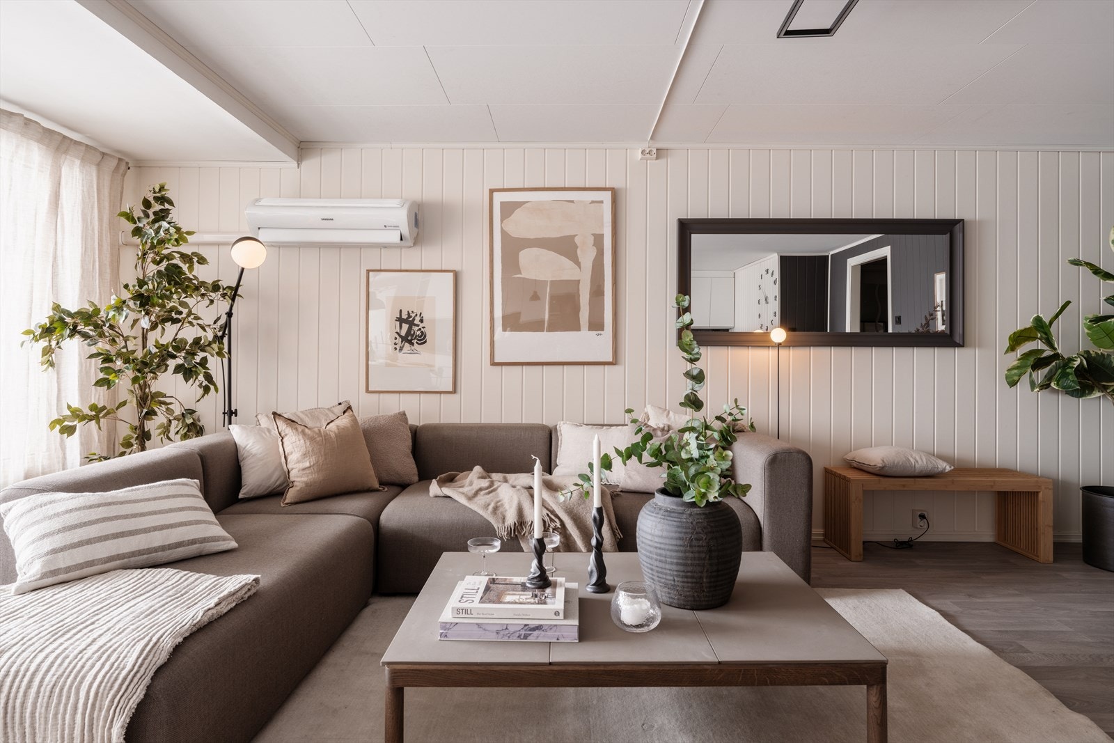 Stuen har flere møbleringsmuligheter med god plass til sofagruppe, mediemøbel og spisestue Galleribilde