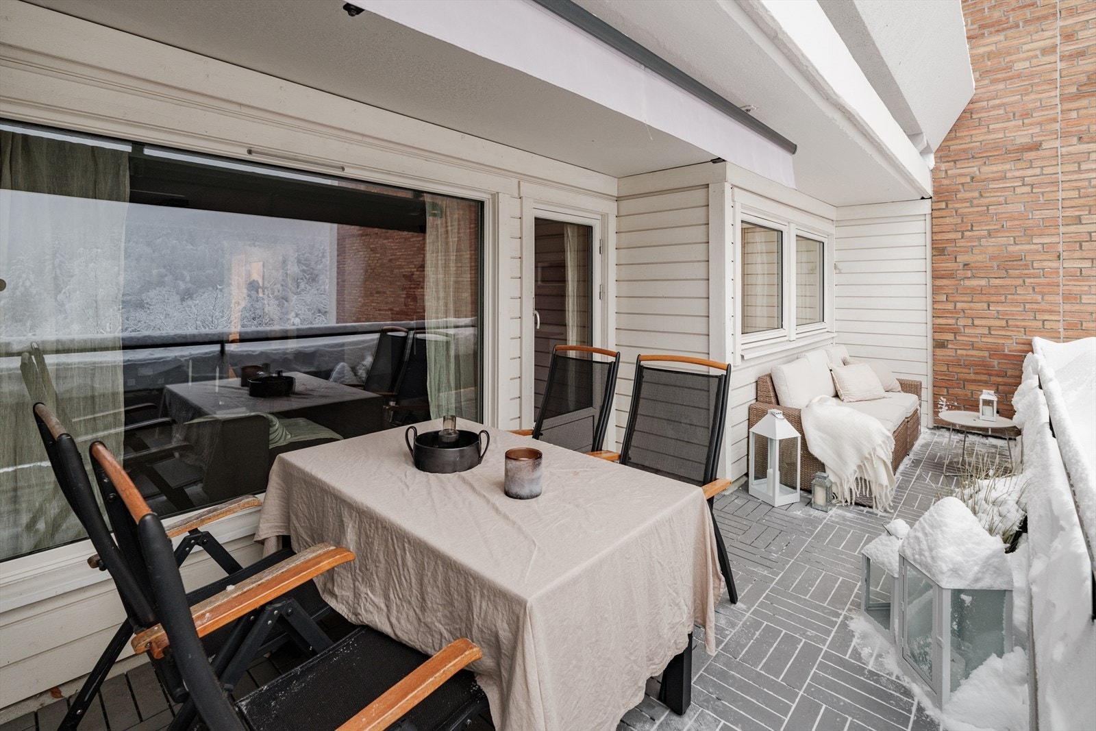 Balkongen har plass til flere sittegrupper, grill og beplantning Galleribilde