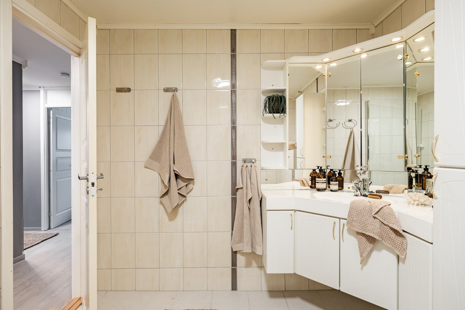 Vegg i vegg med badet er det eget vaskerom Galleribilde