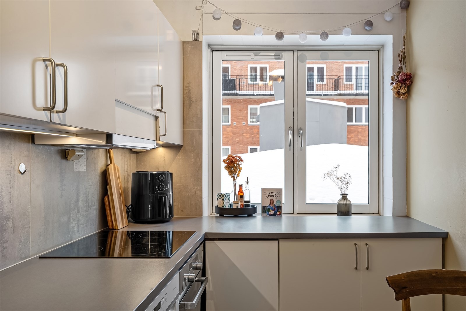 Spennende 6-roms hjørneleilighet med populær beliggenhet og alt av servicetilbud, butikker, offentlig kommunikasjon og parker i umiddelbar nærhet. Galleribilde