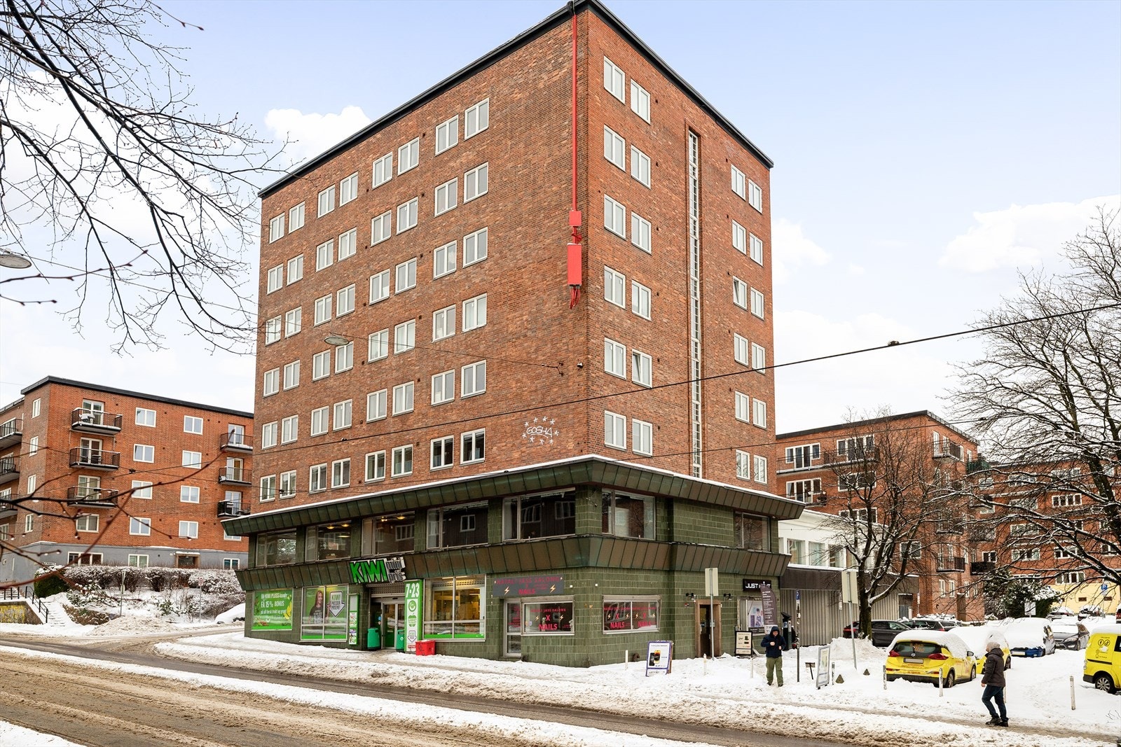 Fasade. Fra leiligheten er det kort vei til butikker, parker og offentlig kommunikasjon. Galleribilde