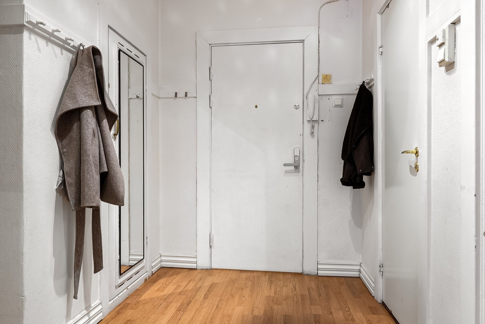 Lys entre med plass for å henge av seg ytterklær. Galleribilde