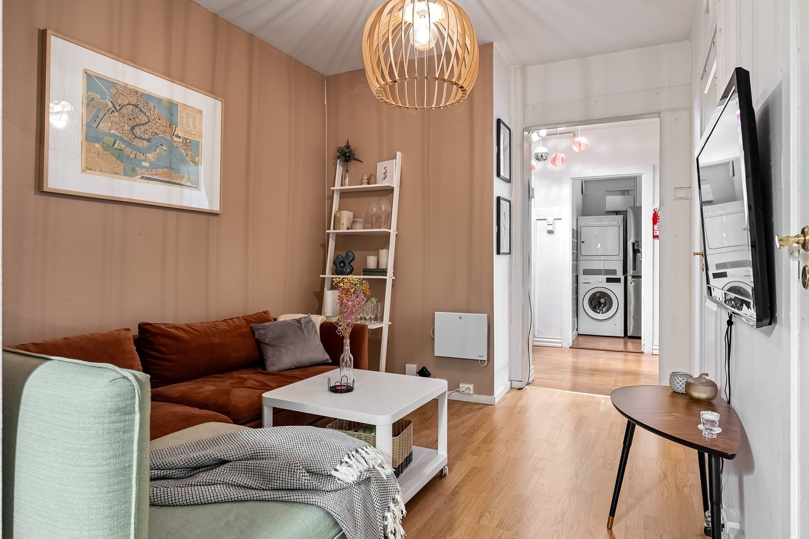 Romslig stue med plass til sofagruppe. Galleribilde