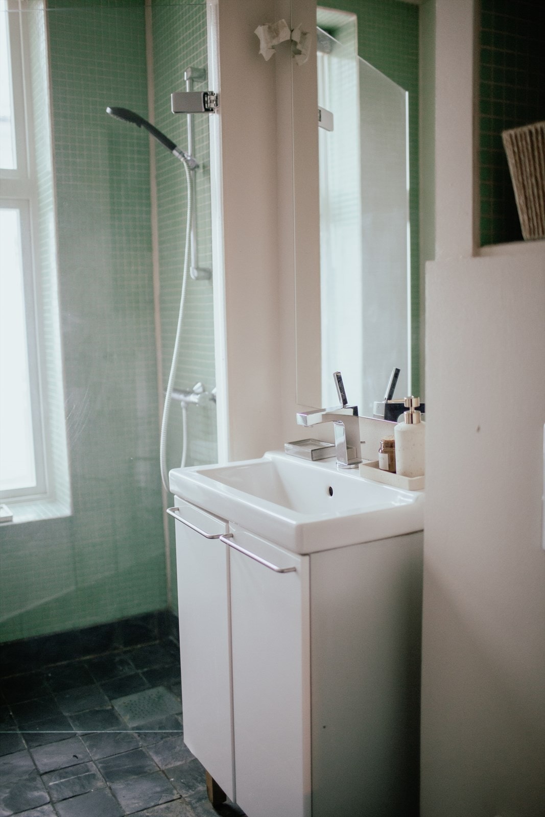 Bad med dusjløsning, servant med skap og varmekabler i gulv. Galleribilde