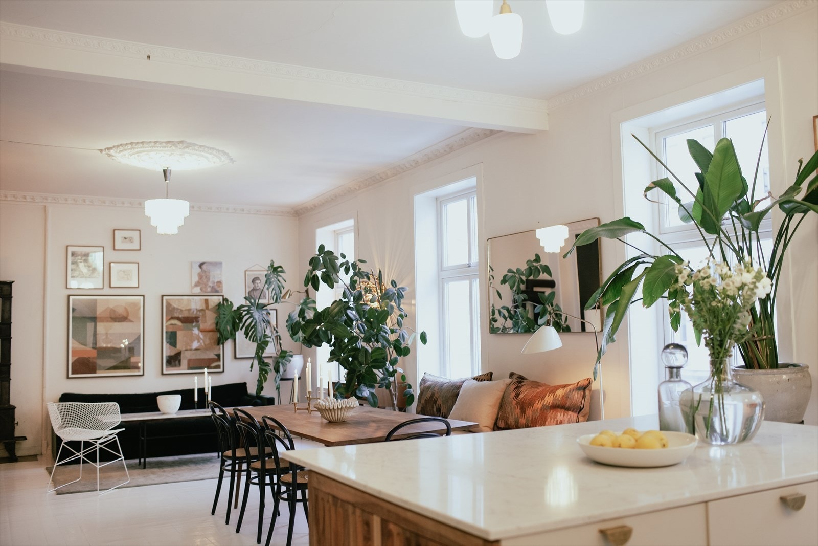 Lys og luftig stue- og kjøkkenløsning med store vindusflater, generøs takhøyde og god plass til både spisebord og sofagruppe. Galleribilde