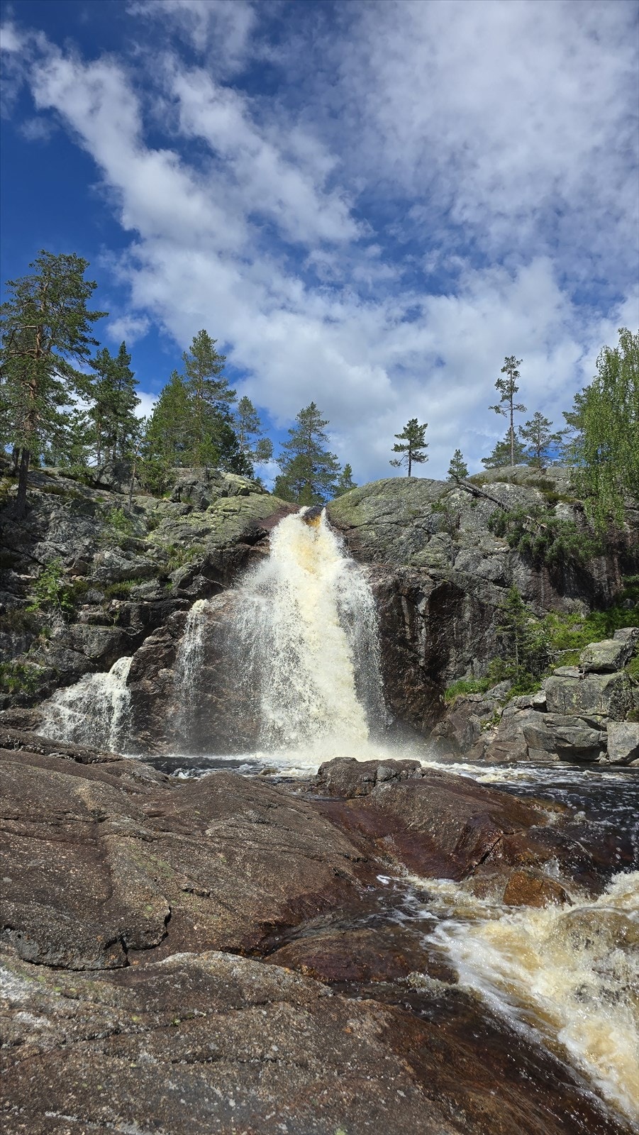Privat bilde tatt fra nedsiden av Dusanfossen, på vei over mot Bolkesjø Galleribilde