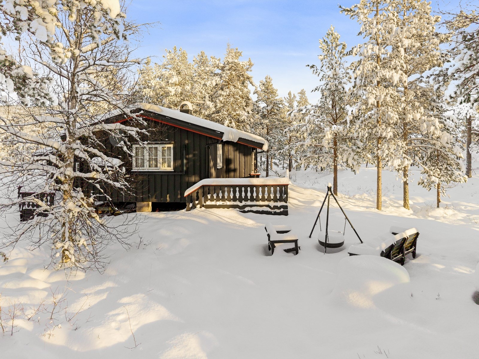 Her har man sitt eget lille tun, kun med èn ''hyttenabo'' rundt seg. Det er gode solforhold på eiendommen. Galleribilde