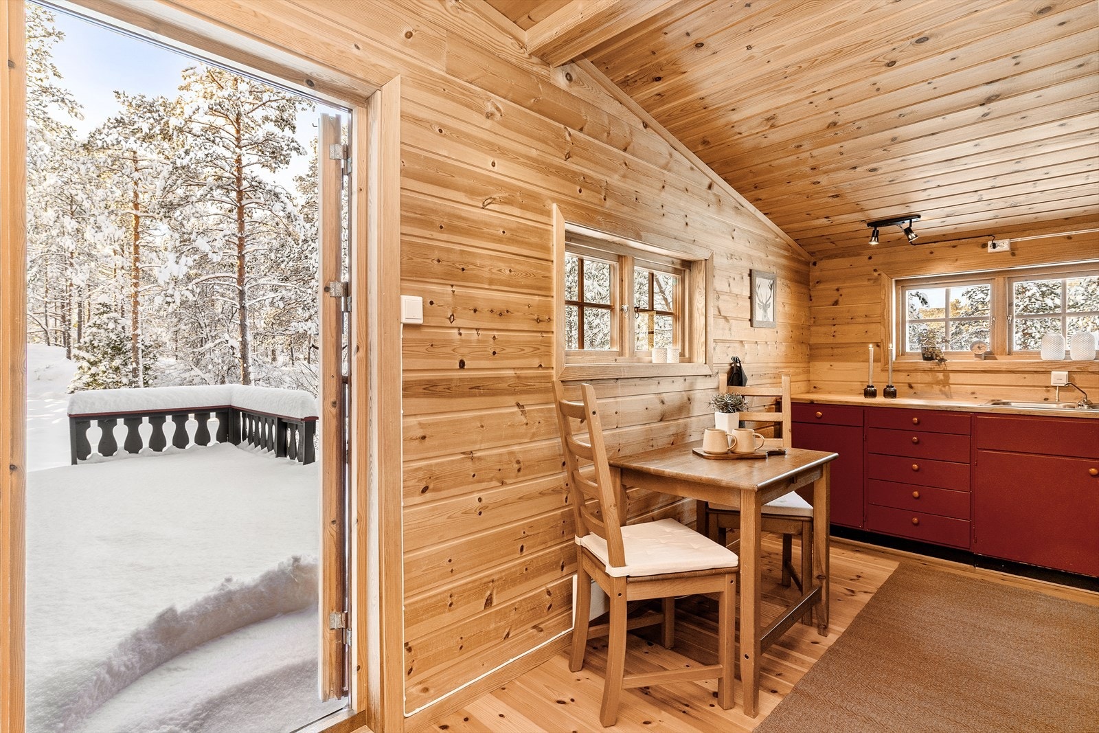 Utgangsdør til terrasse, gjør det enkelt å flytte måltidene ut på sommerstid. Galleribilde