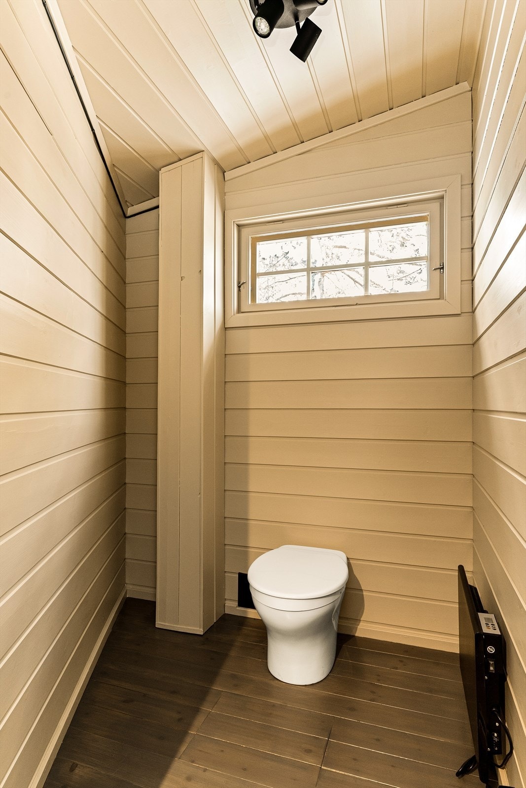 Oppusset toalettrom i nyere del av hytta - med klassisk ''snurredo'' som toalettløsning. Galleribilde