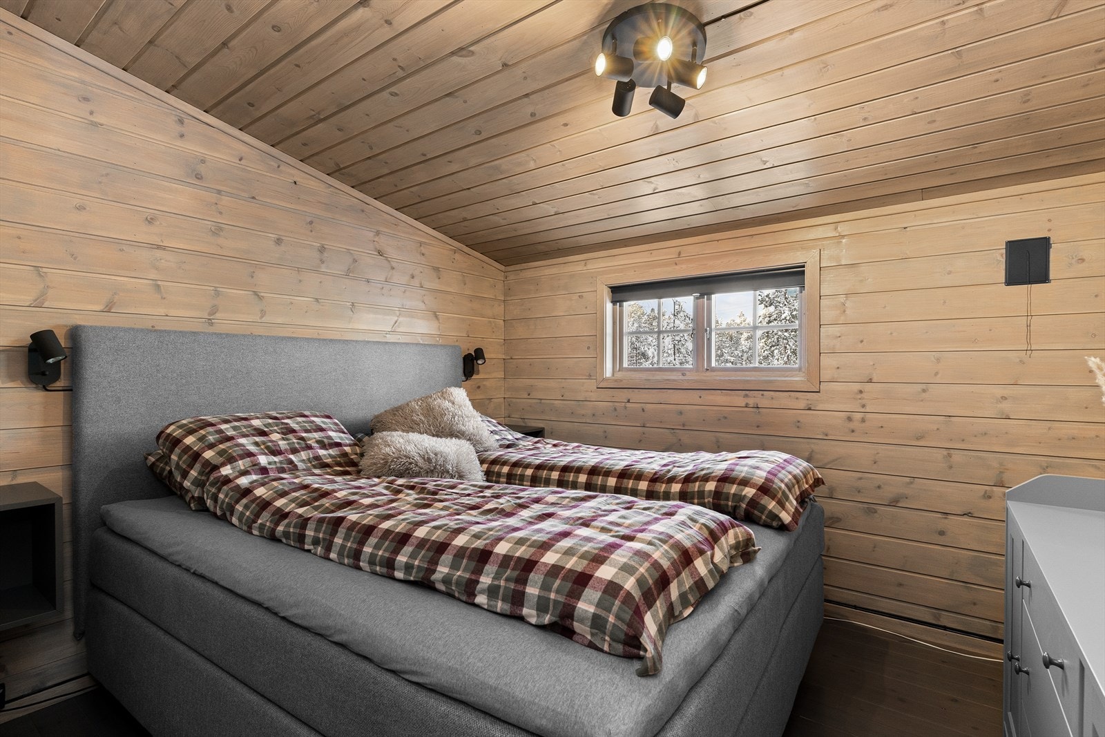 Flotte beisede overflater, med sorte detaljer i gjennomført stil. Galleribilde