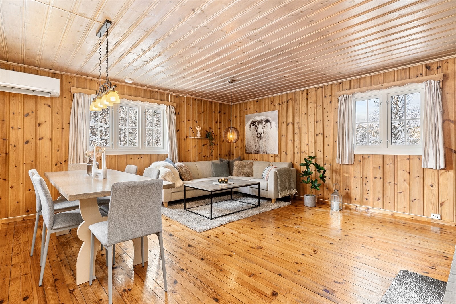 Hytta har tradisjonelle, varme og lune overflater, med trepanel, tregulv, og innbydende interiør. Galleribilde