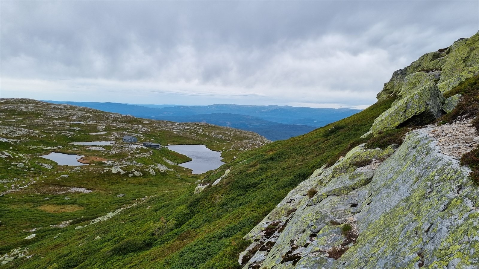 Fra Jondalen har man også enkel og rask tilgang på Storeble, her avbildet DNT-hytta Sigridsbu mellom de tre vannene ned til venstre. Galleribilde