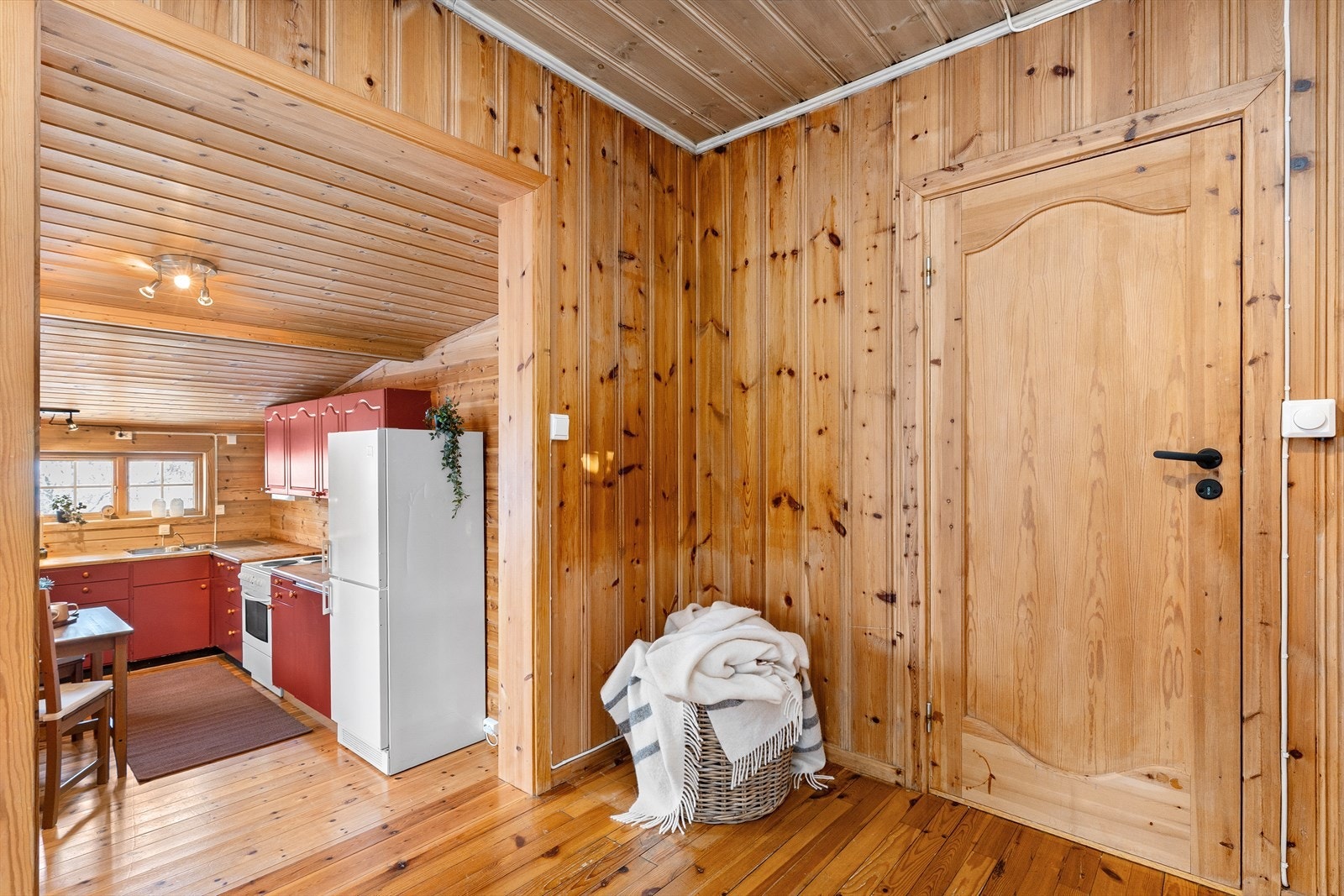 Hytta er påbygd i starten av 90-tallet, og har et halvplan ned til deler av kjøkken, soverom og bad. Galleribilde