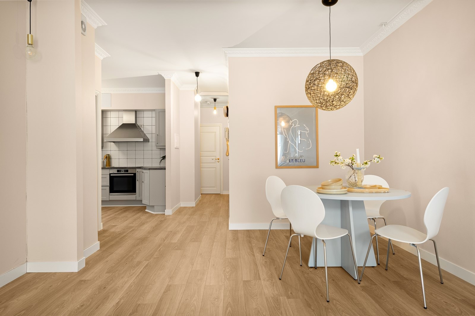 Åpen løsning mellom stue og spisestue gir en sosial og funksjonell leilighet. Galleribilde