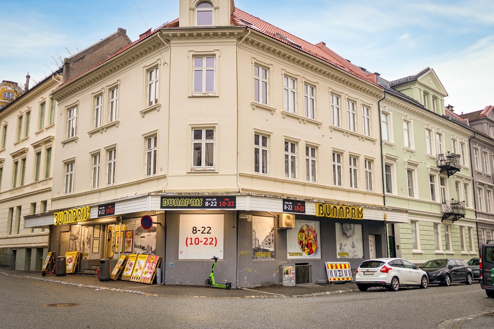 Svært sentral beliggenhet med dagligvarebutikk like ved - praktisk i en travel hverdag. Galleribilde