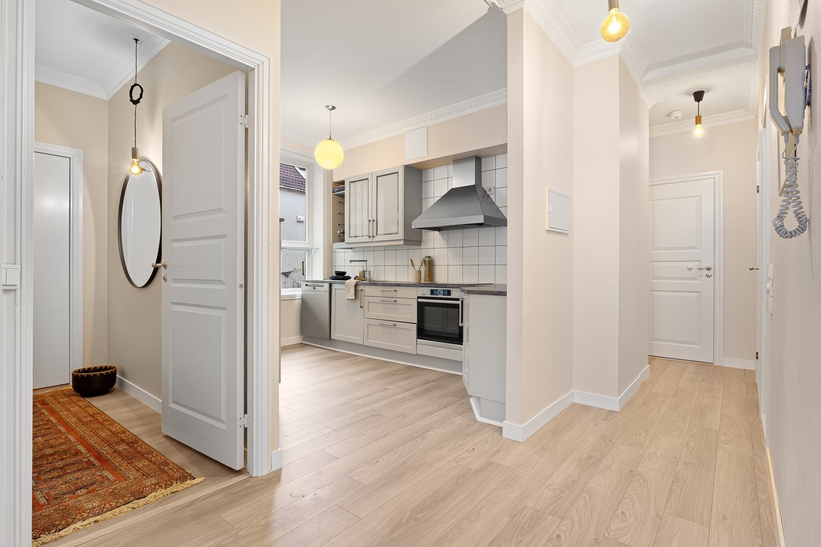 Separat kjøkken med smart utnyttelse av plassen og gjennomtenkt innredning. Galleribilde