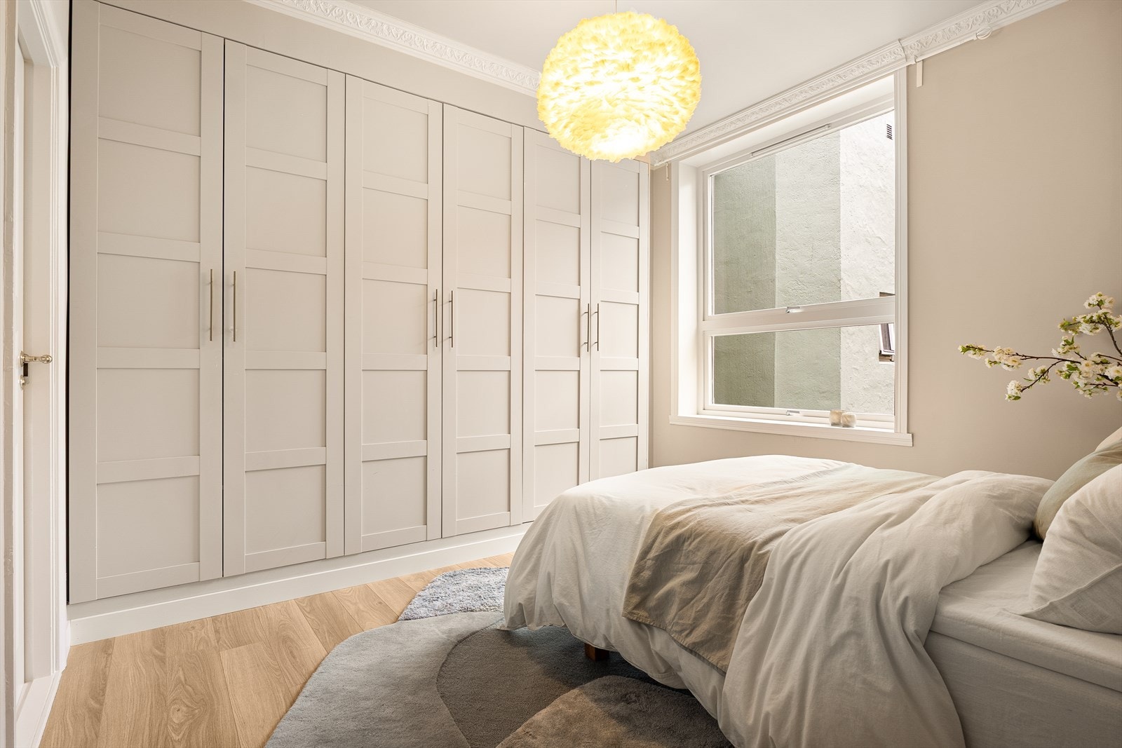 Romslig garderobe med rikelig lagringskapasitet. Galleribilde