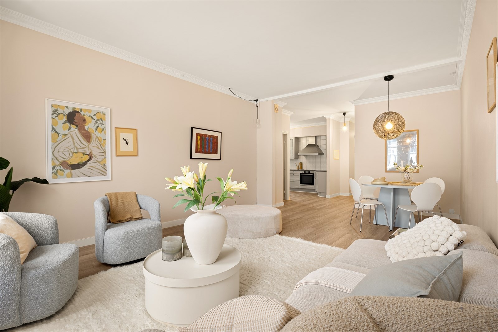 Stuen har en gjennomgående planløsning med god plass til både sofagruppe og spiseplass. Legg merke til den gode takhøyden! Galleribilde